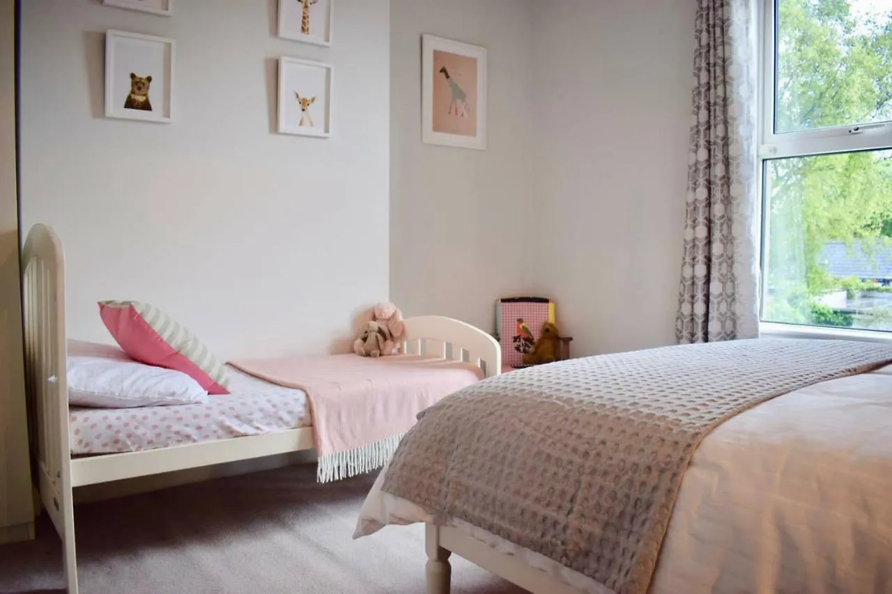 דבלין Chic And Contemporary Victorian Family Home אירלנד