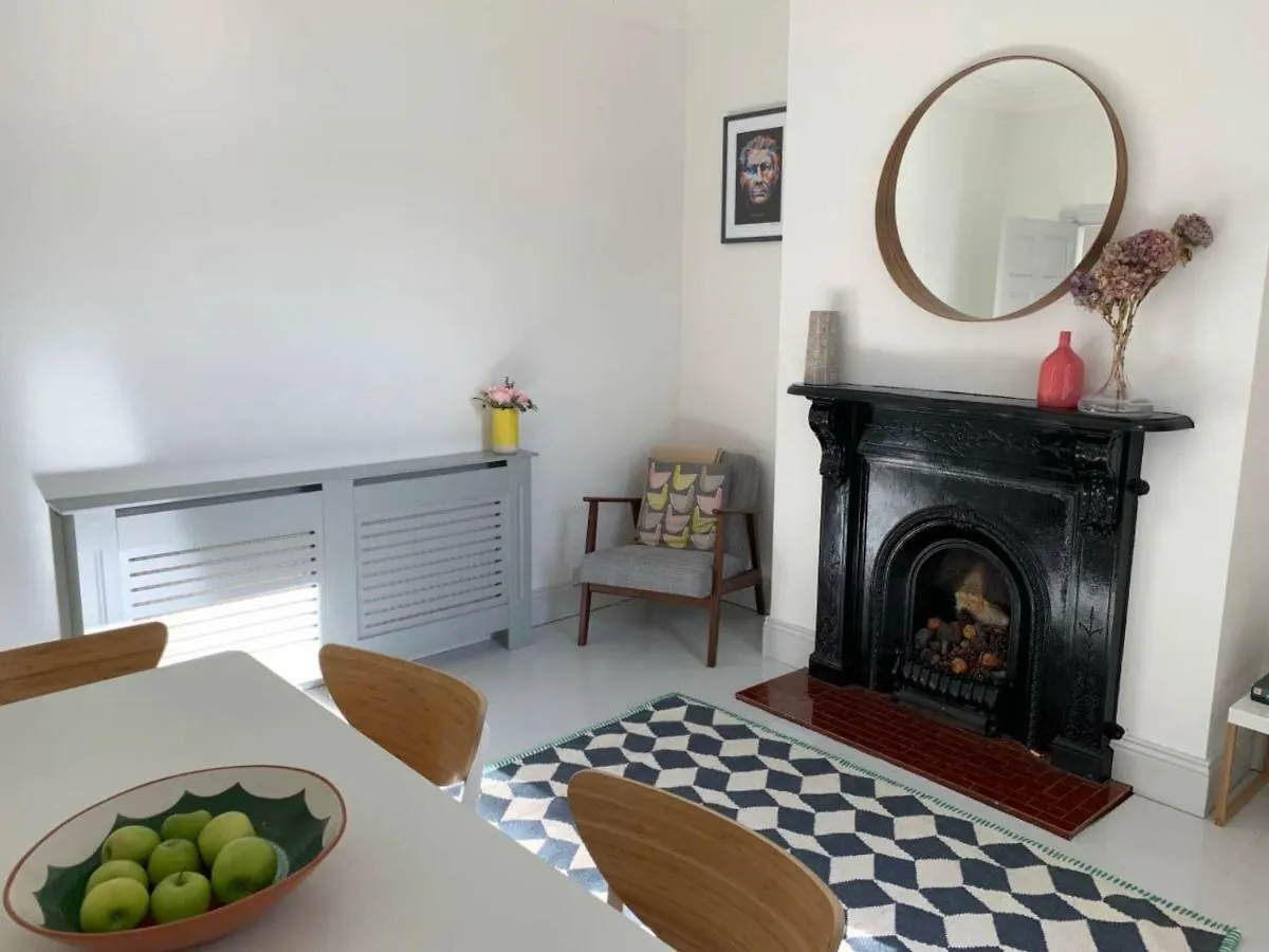 דבלין Chic And Contemporary Victorian Family Home אירלנד