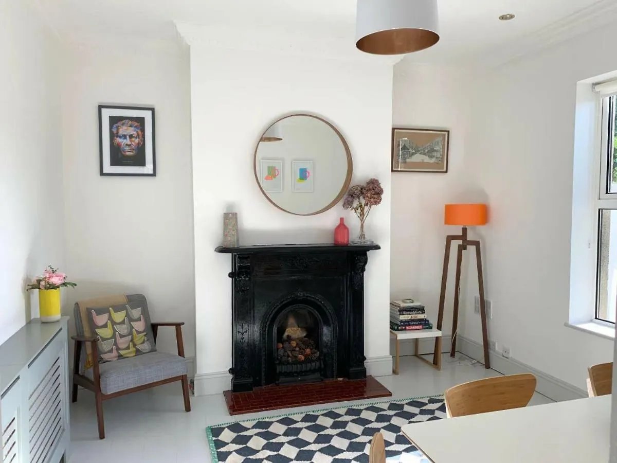 דבלין Chic And Contemporary Victorian Family Home בית נופש