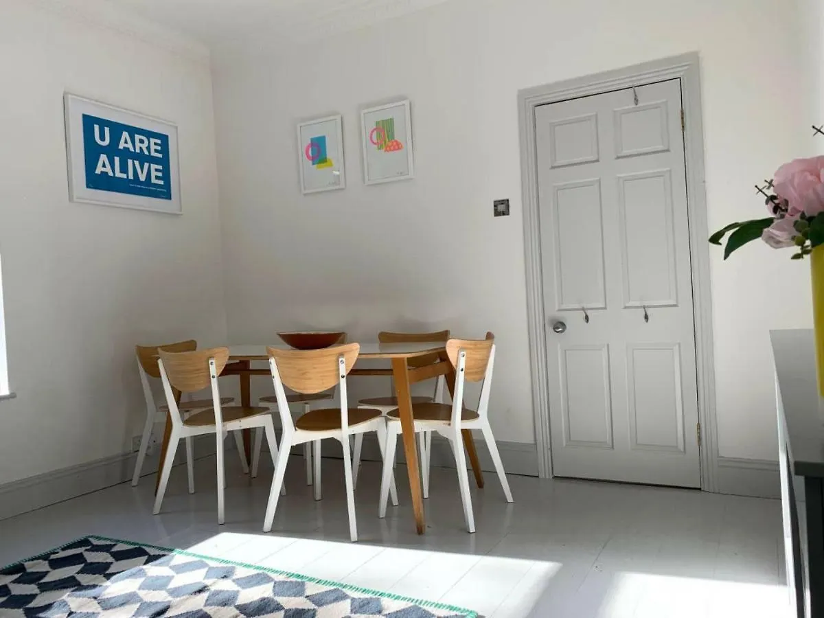 דבלין Chic And Contemporary Victorian Family Home